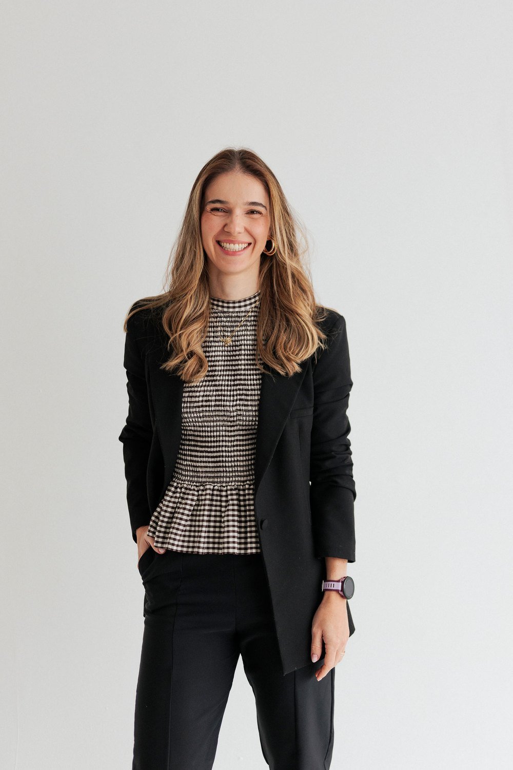 Dra. Luana Petermann em retrato de estúdio, blazer preto